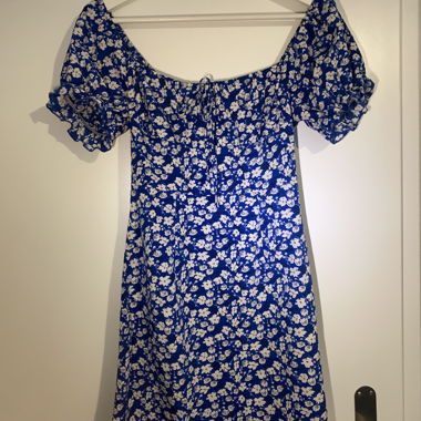 Geblümtes blaues Kleid