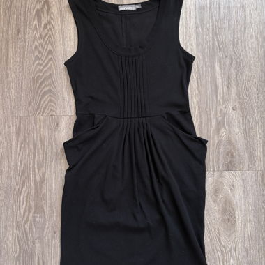 Robe noire simple avec poche