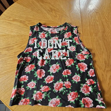 Top a fiori "I DON'T CARE"