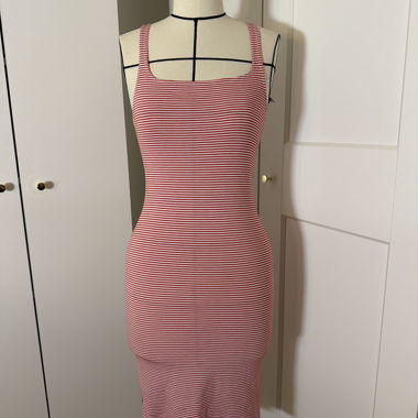 Rot-weißer gestreifter Kleid