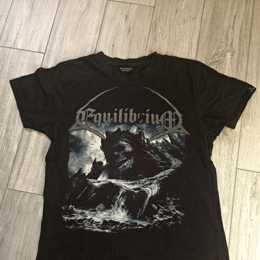 T-shirt Equilibrium 