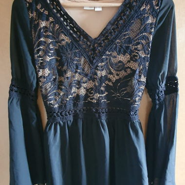 Schwarzes Kleid