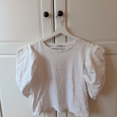 T-shirt blanc à manches bouffantes
