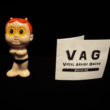 VAG vinyl artist gacha HAPY (Arancione) – Serie 42