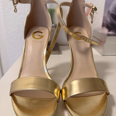 Goldene Sandalen mit Absatz