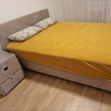 Sprig Box Bett mit Nachtstischli und 2 Kissen