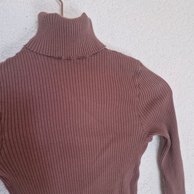 Maglione a fascia con collo alto e costine