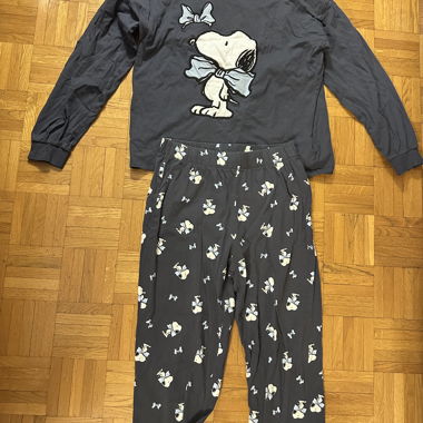 Adorable Snoopy pyjamas for sale!