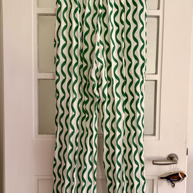 Gemusterte Hose mit weitem Bein