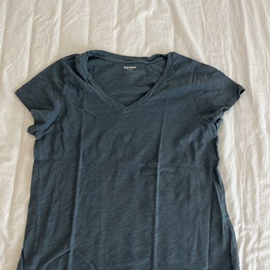 T-shirt mit V-Ausschnitt