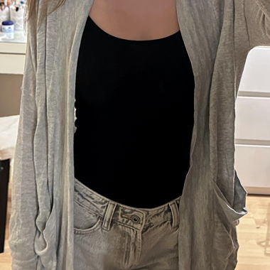 Veste en tricot grise