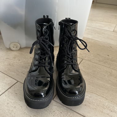 Schwarze Lack-Schnürstiefel