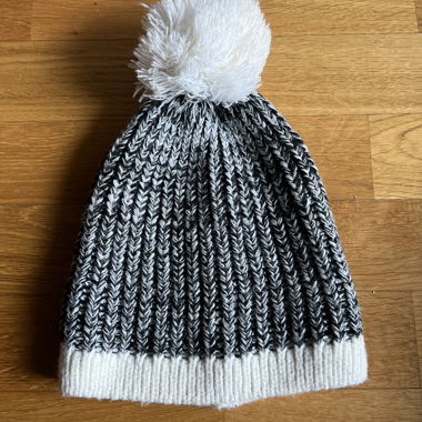 Cappellino in maglia con pon-pon