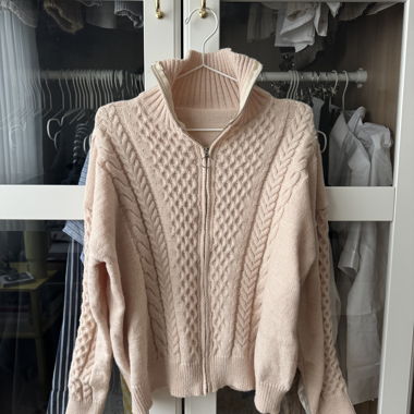 Maglione beige con zip e lavorazione a trecce