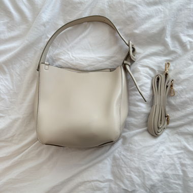Borsa a spalla beige con tracolla aggiuntiva