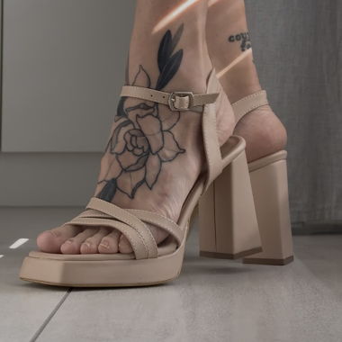 Sandali beige con tacco a blocco e cinturini