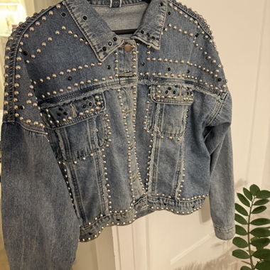 Veste en jean à clous
