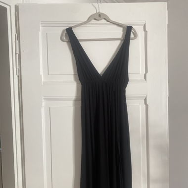 Schwarzes Sommerkleid mit Seitenschlitz