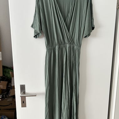 green dress