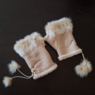 Kurze Fingerhandschuhe mit Fell