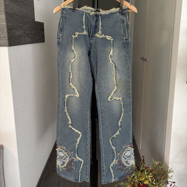 Weite Jeans mit Stickerei