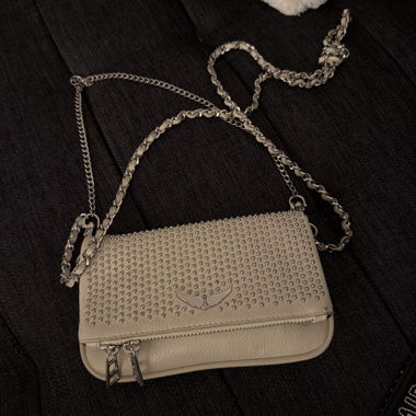 Borsa a tracolla con catena e borchie