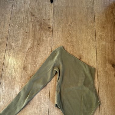 Bershka one sleeve green body