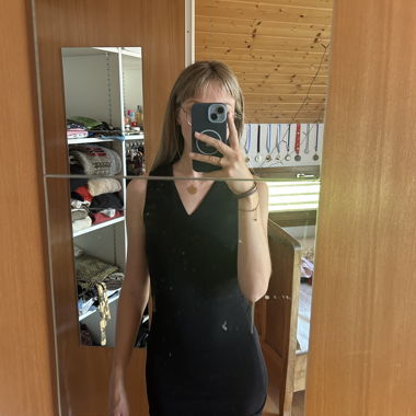 Schwarzes Kleid