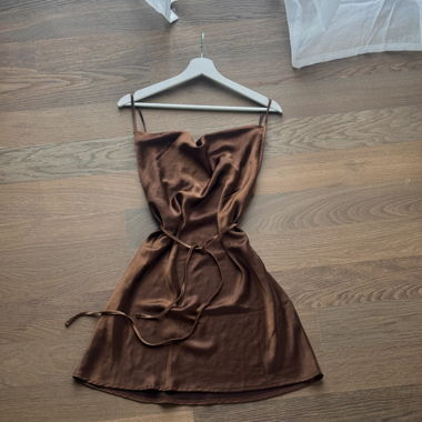 Robe courte en satin marron