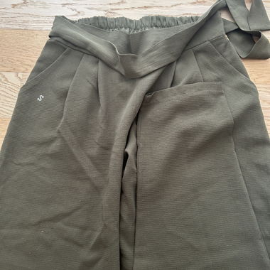 Pantaloni da donna con cintura annodata