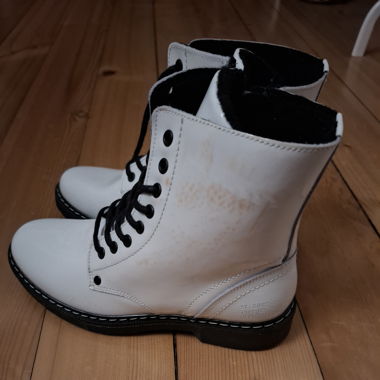 Weisse Stiefel