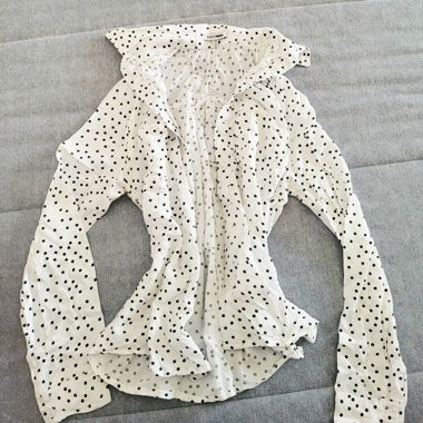 Chemise blanche à points noirs