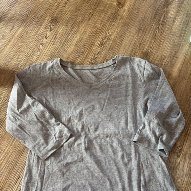 Grauer Pullover
