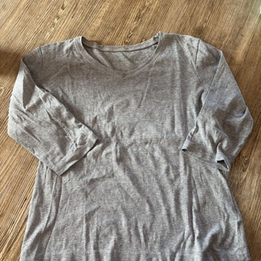 Grauer Pullover