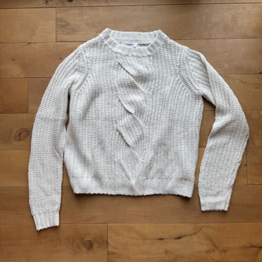 weisser Strickpullover, Zopfmuster auf Vorderseite