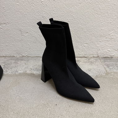 Schwarze Stiefeletten mit Absatz