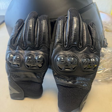 Schwarze Motorrad-Handschuhe mit Protektoren