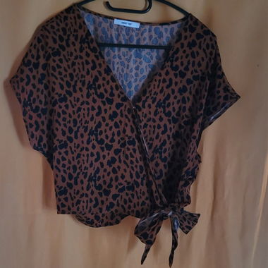Wickelbluse von AboutYou in Leoprint
