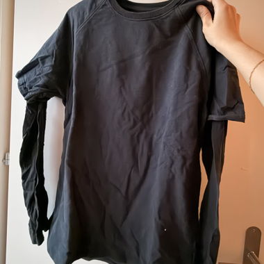 Felpa e t-shirt sovrapposti