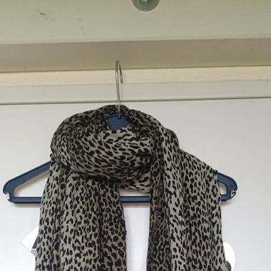 Schal mit Leopardenmuster