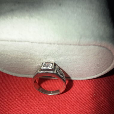 Versilberter Ring mit quadratischem Stein