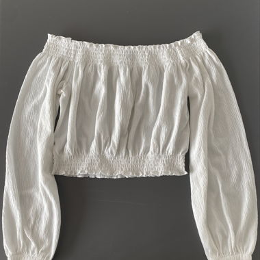 Blusa bianca scollata con maniche lunghe
