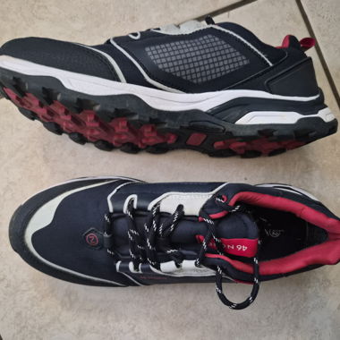 Sneaker trail blu scuro con suola rossa