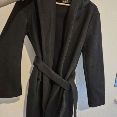 Cappotto nero con cappuccio