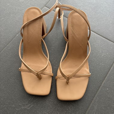 Beige strappy sandals with block heel