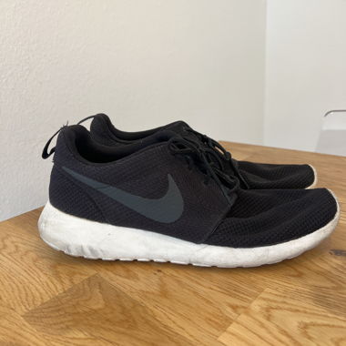 Nike schwarze Mesh-Sneaker
