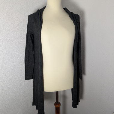 Gilet à capuche gris foncé ouvert