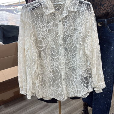 Blusa trasparente in pizzo bianco