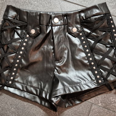 Short gotici con borchie e allacciatura 