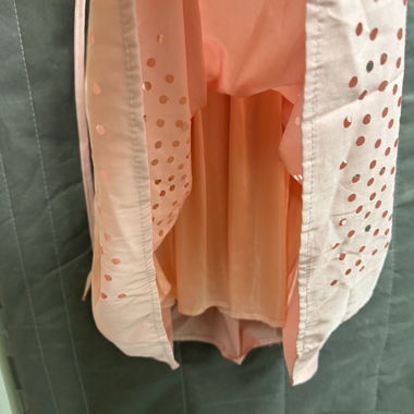 Rosa Kleid mit Lochmuster